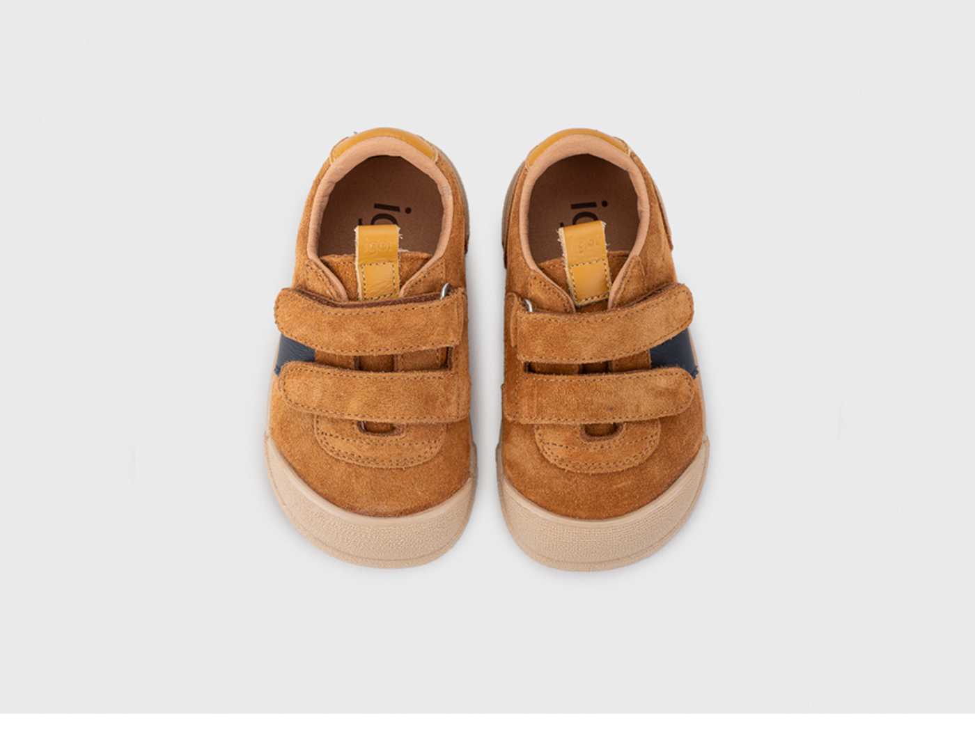 Deportiva respetuosa Igor serraje camel con velcro.
