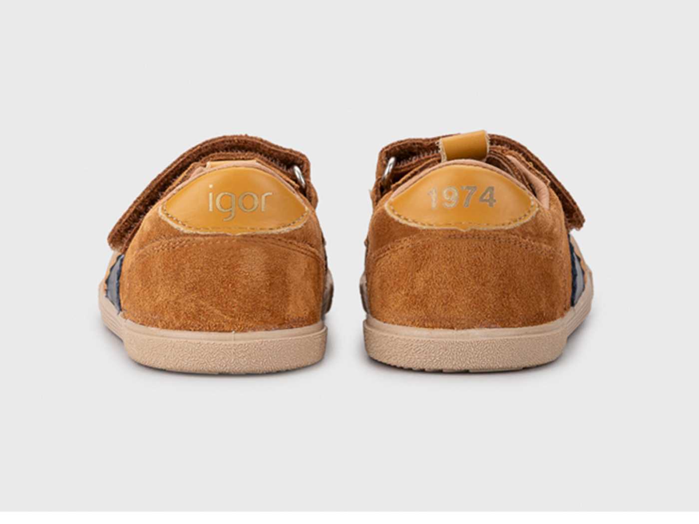 Deportiva respetuosa Igor serraje camel con velcro.