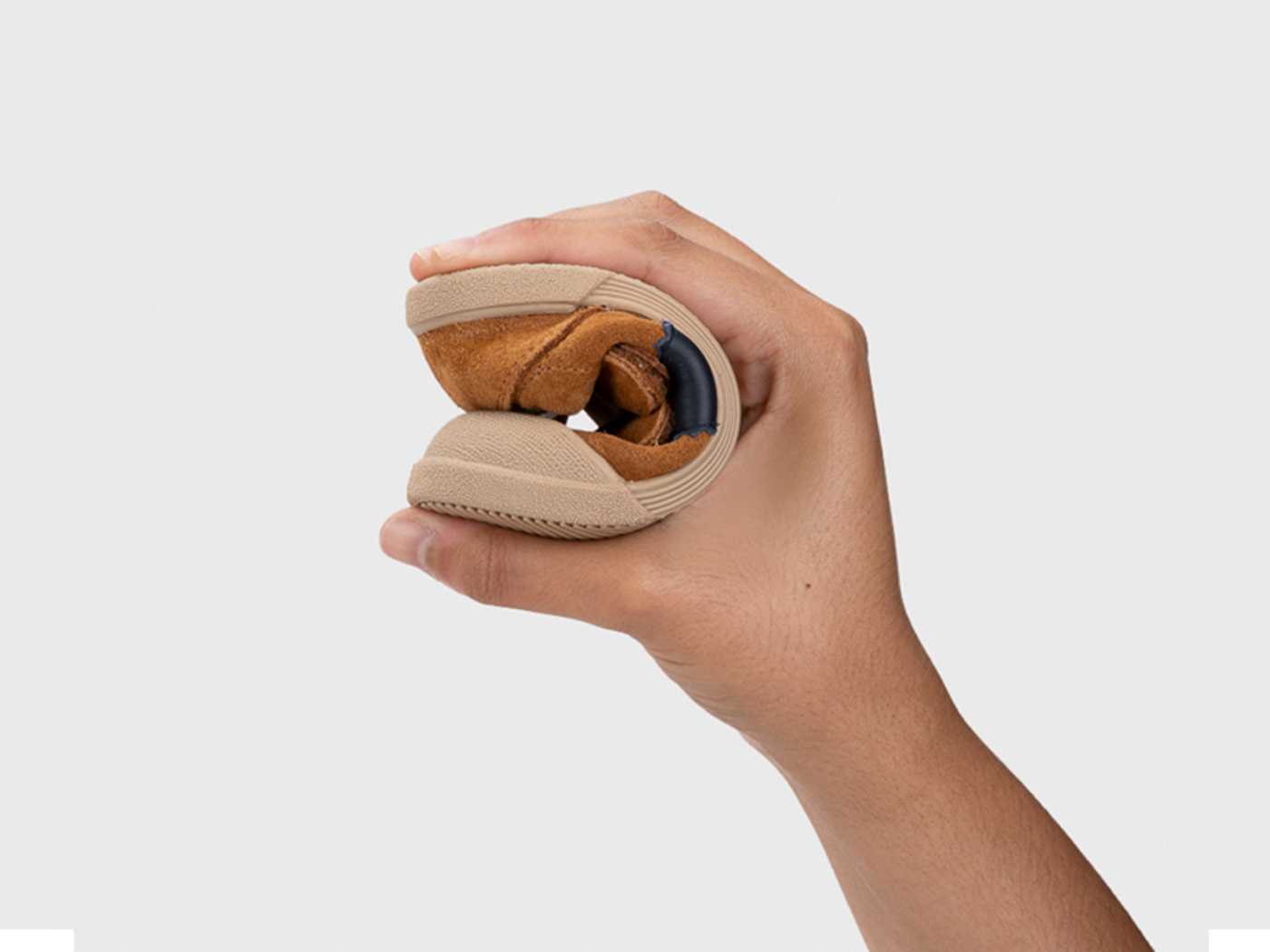 Deportiva respetuosa Igor serraje camel con velcro.