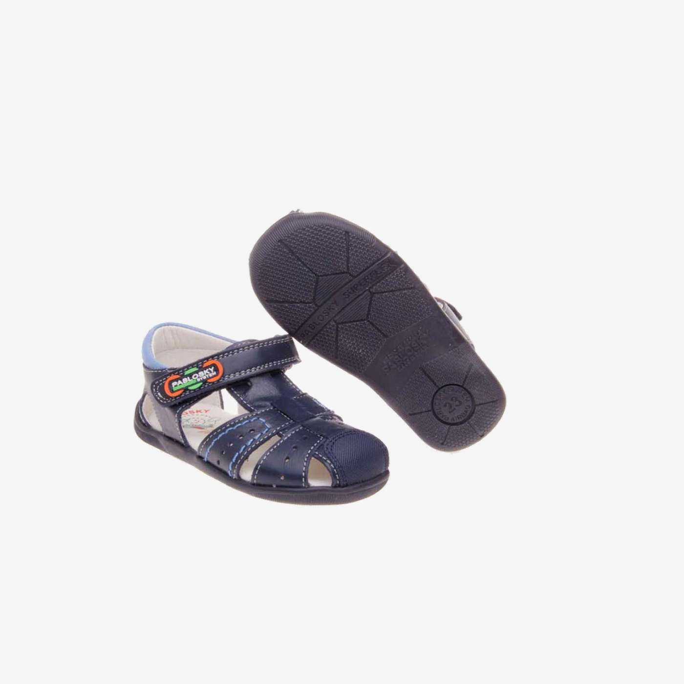 Sandalia de niño primeros pasos de Pablosky con velcro en Azul.