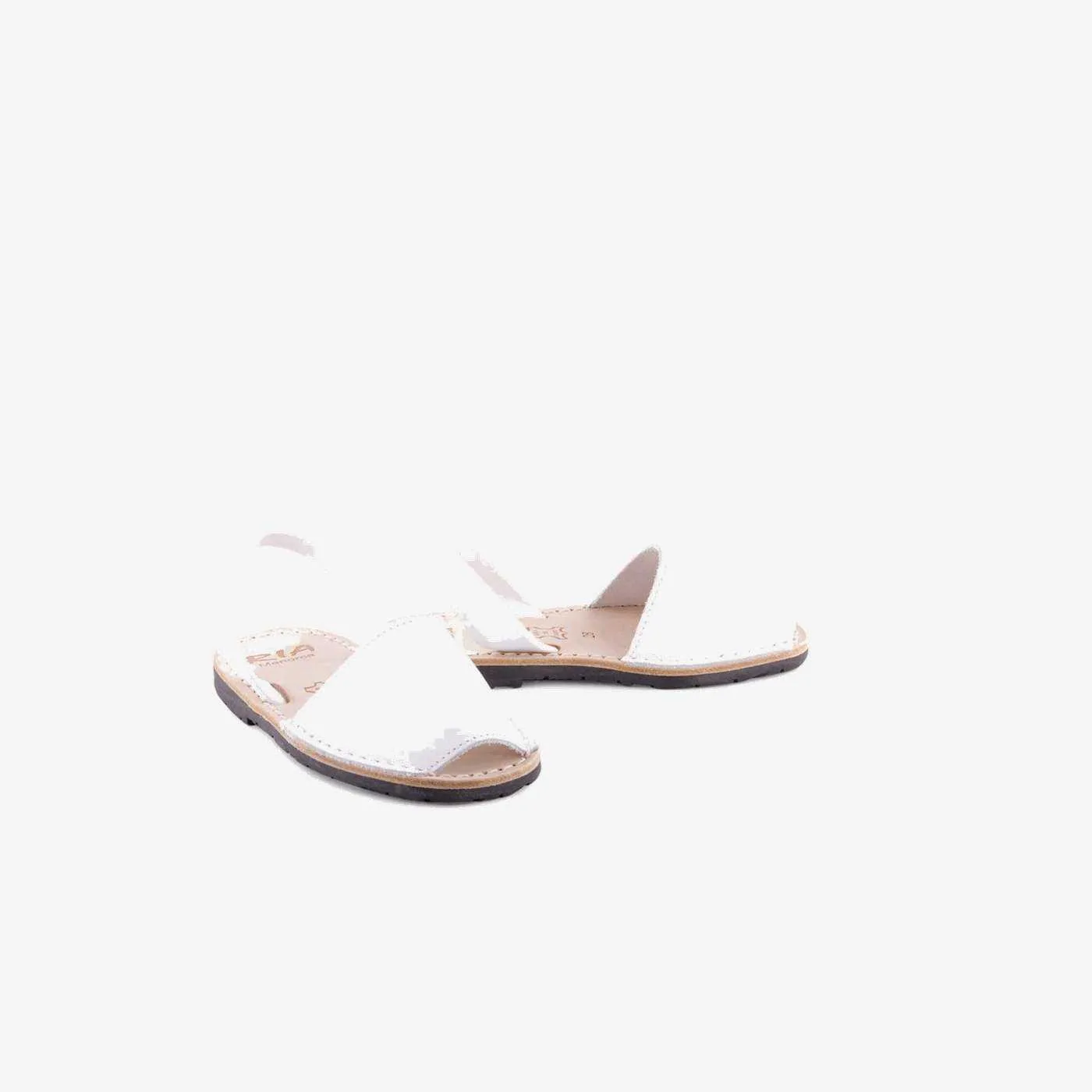 Sandalia menorquina de piel en color blanco de Ria.
