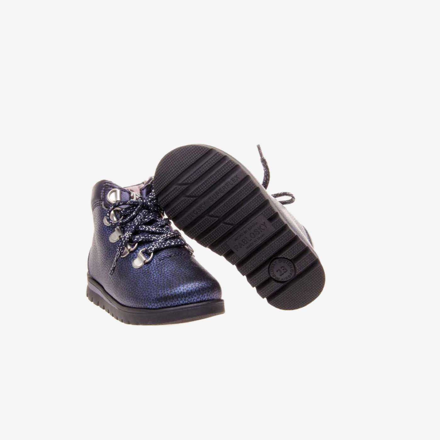 Bota de niña pablosky en azul con cordon y cremallera.
