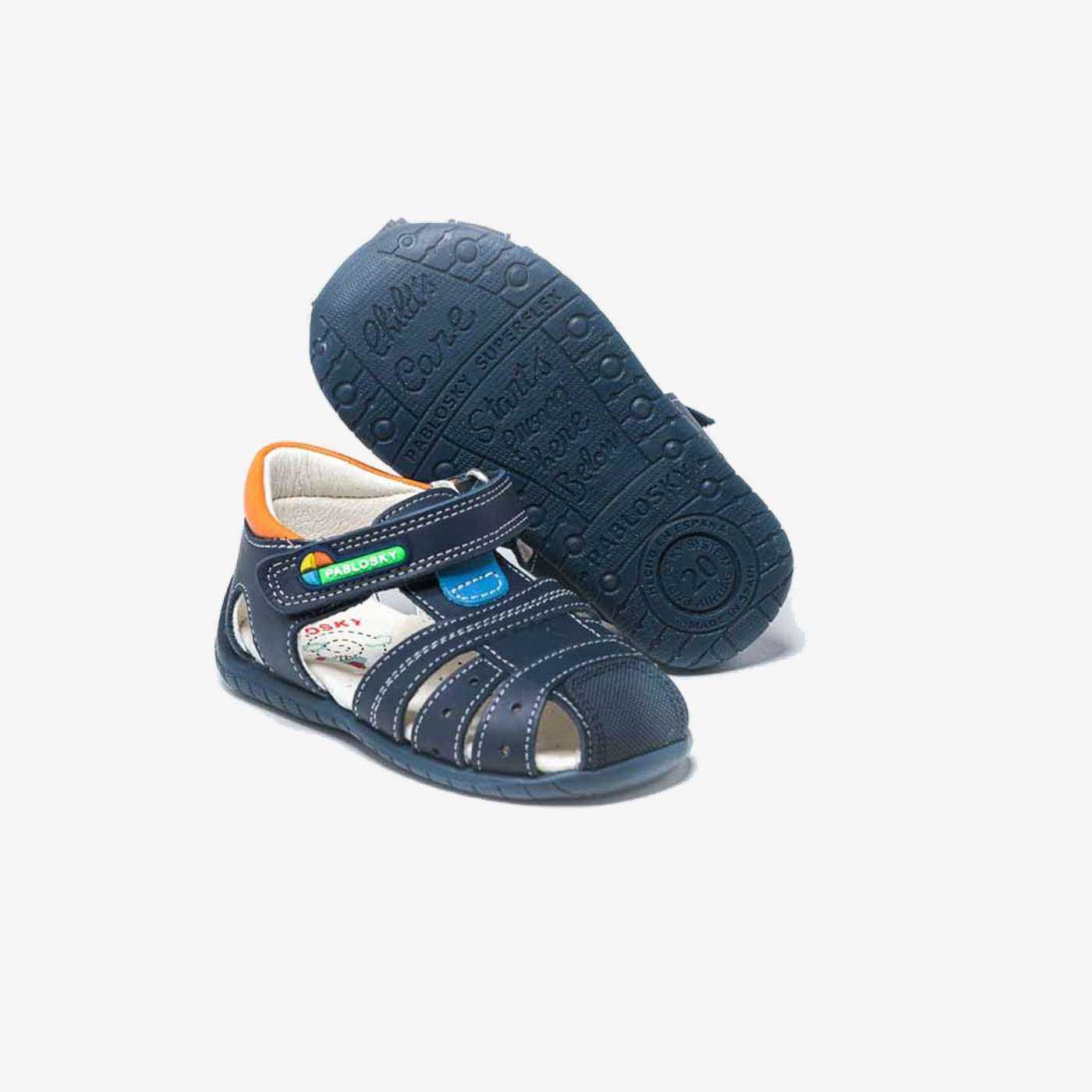 Sandalia de niño primeros pasos de Pablosky en azul con velcro.
