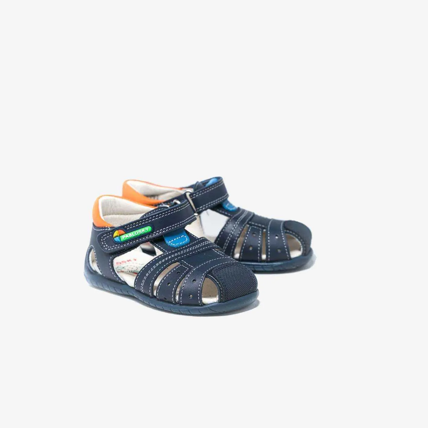 Sandalia de niño primeros pasos de Pablosky en azul con velcro.