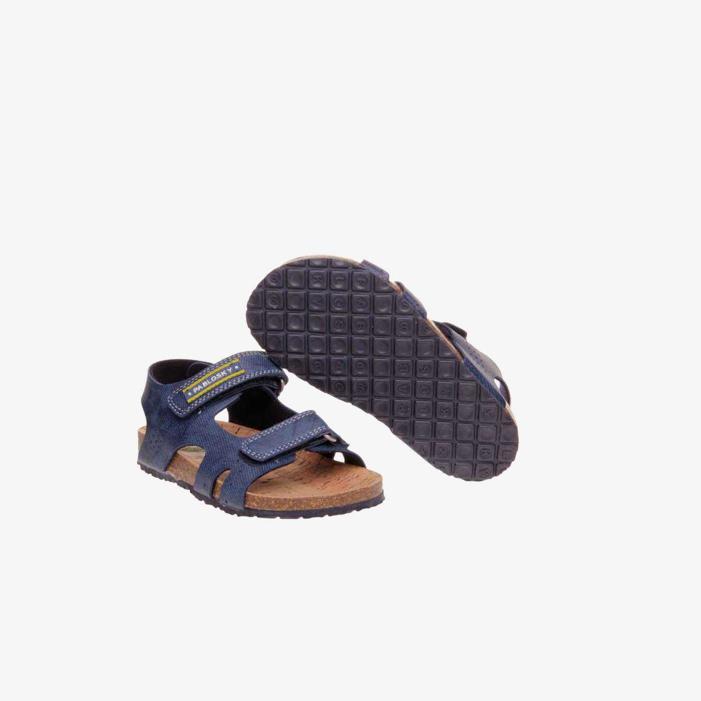 Sandalia de niño Pablosky en color azul con doble velcro para mayor comodidad y ajuste.