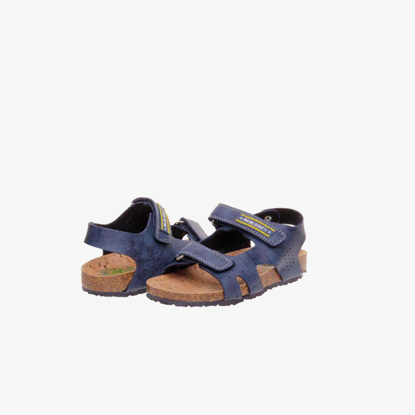 Sandalia de niño Pablosky en color azul con doble velcro para mayor comodidad y ajuste.