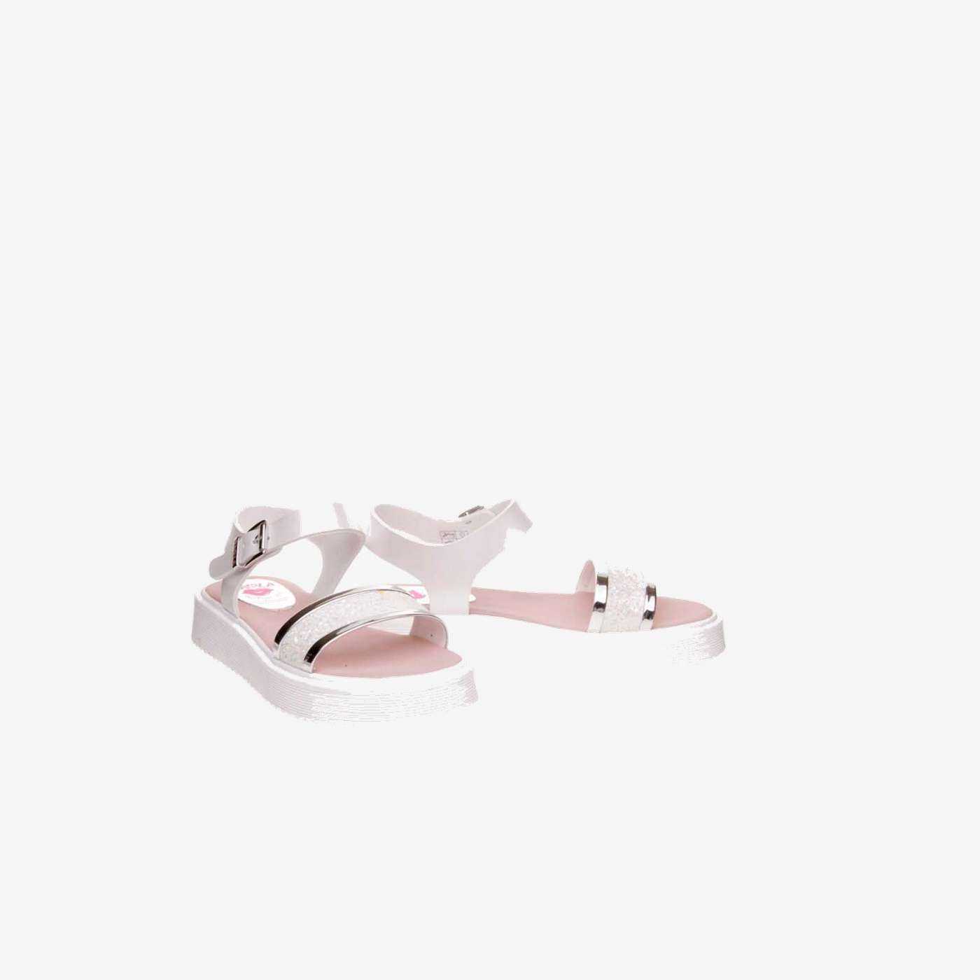Sandalia de Pablosky de niña en color blanco con tonos en plata con ajuste de hebilla