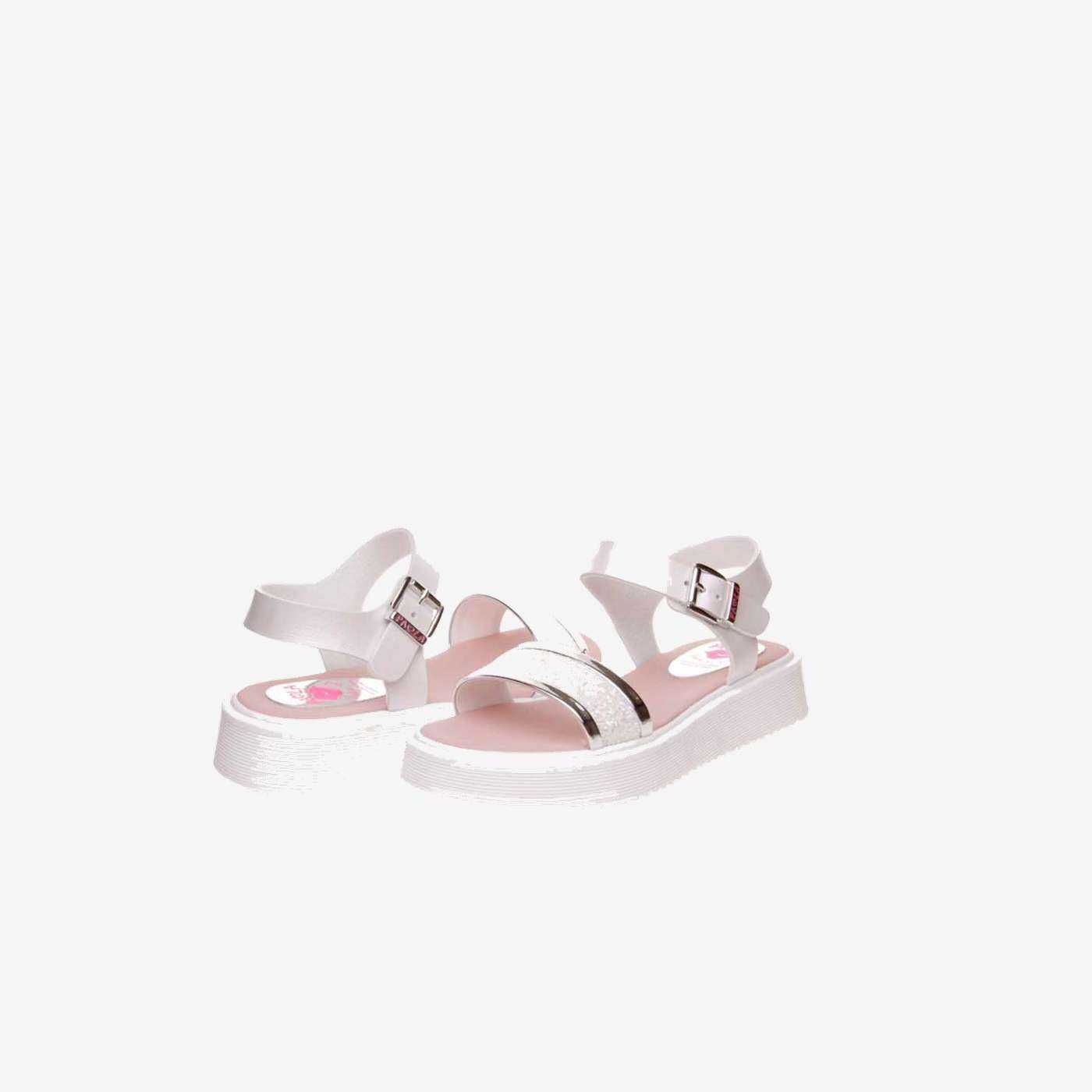 Sandalia de Pablosky de niña en color blanco con tonos en plata con ajuste de hebilla