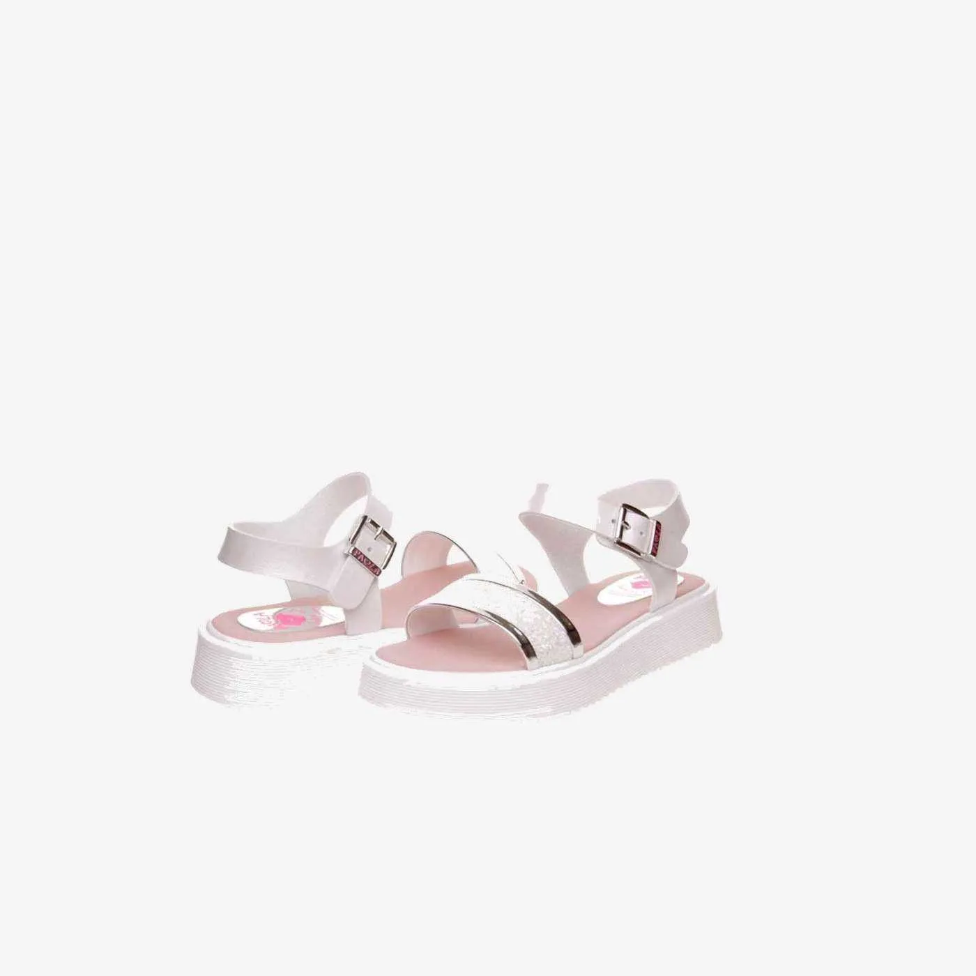 Sandalia de Pablosky de niña en color blanco con tonos en plata con ajuste de hebilla