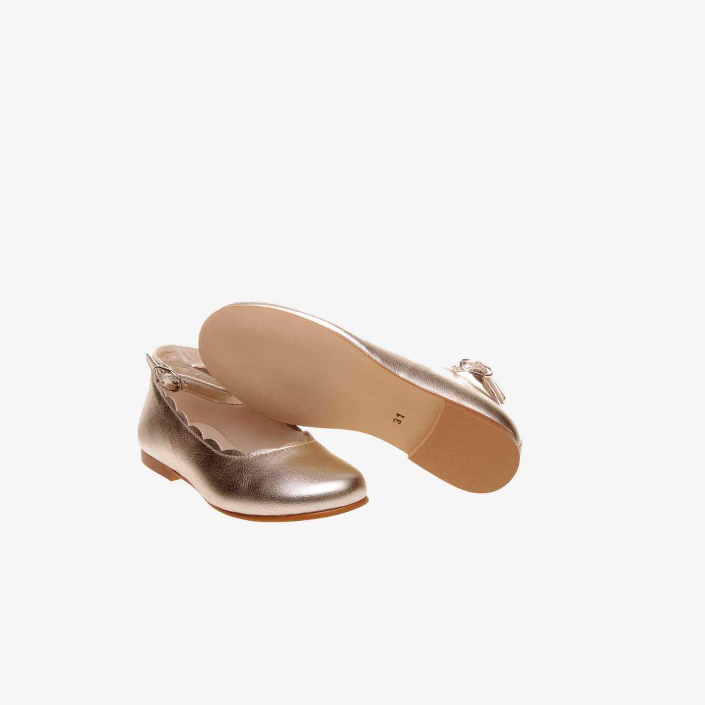 Mercedes de niña metalizado dorado con hebilla.