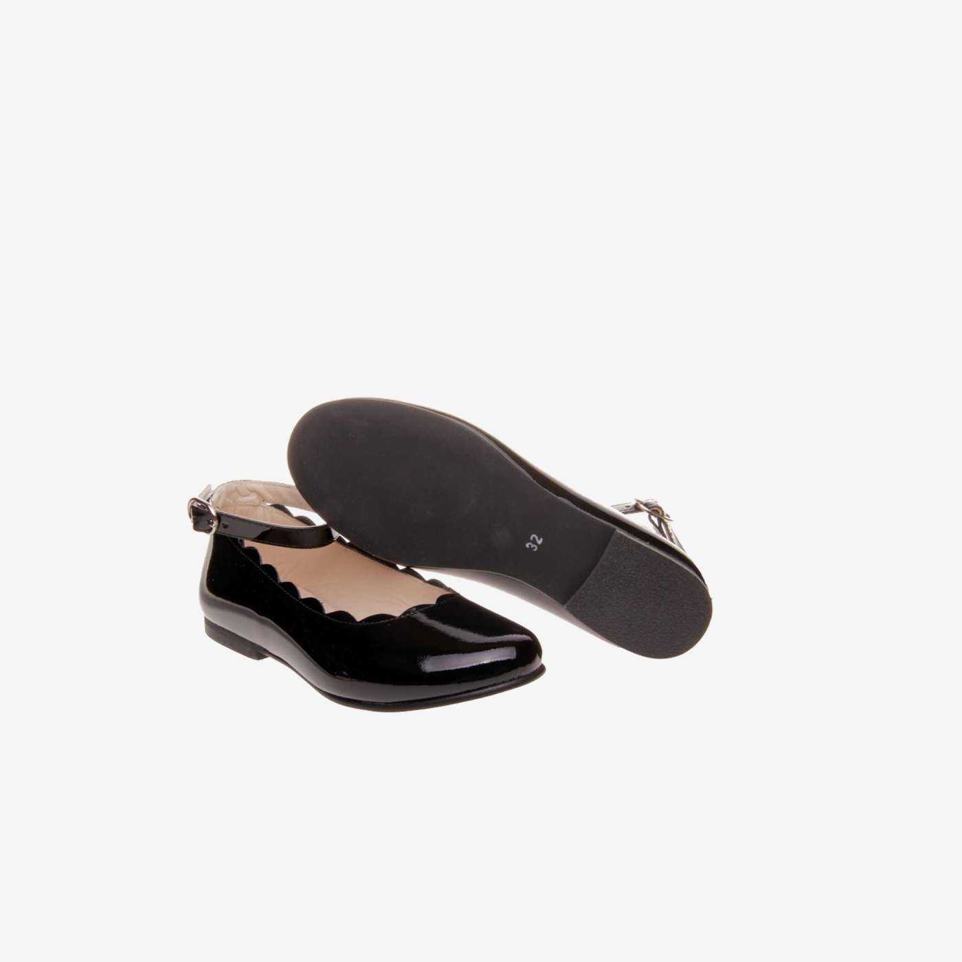 Mercedes en charol negro con hebilla para niñas.