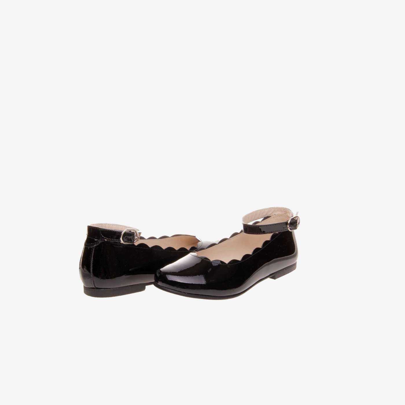 Mercedes en charol negro con hebilla para niñas.