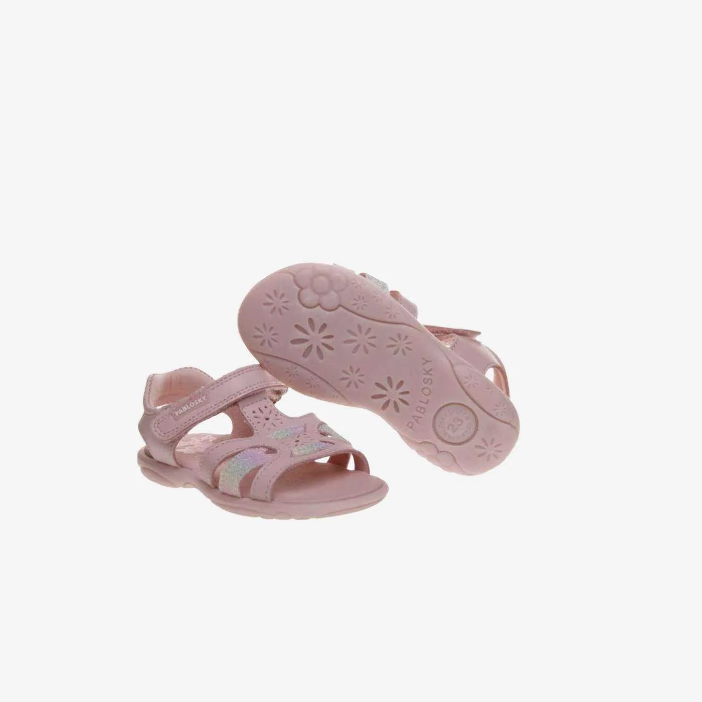 Sandalia de niña en color rosa de Pablosky ajuste con velcro.