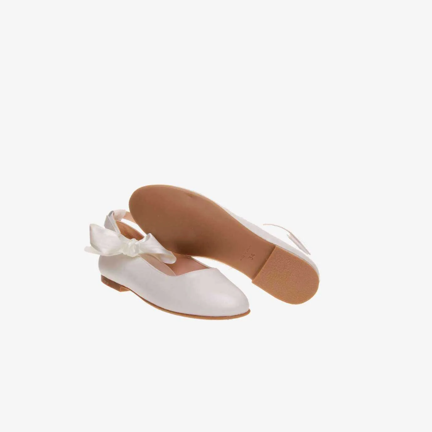 Mercedes de niña en piel beige con lazo.