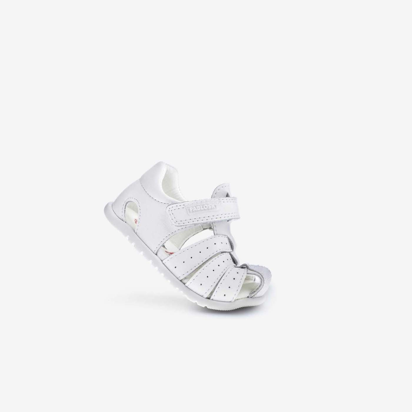 Sandalia de niño en blanco respetuosa de primeros pasos con velcro y puntera reforzada de Pablosky