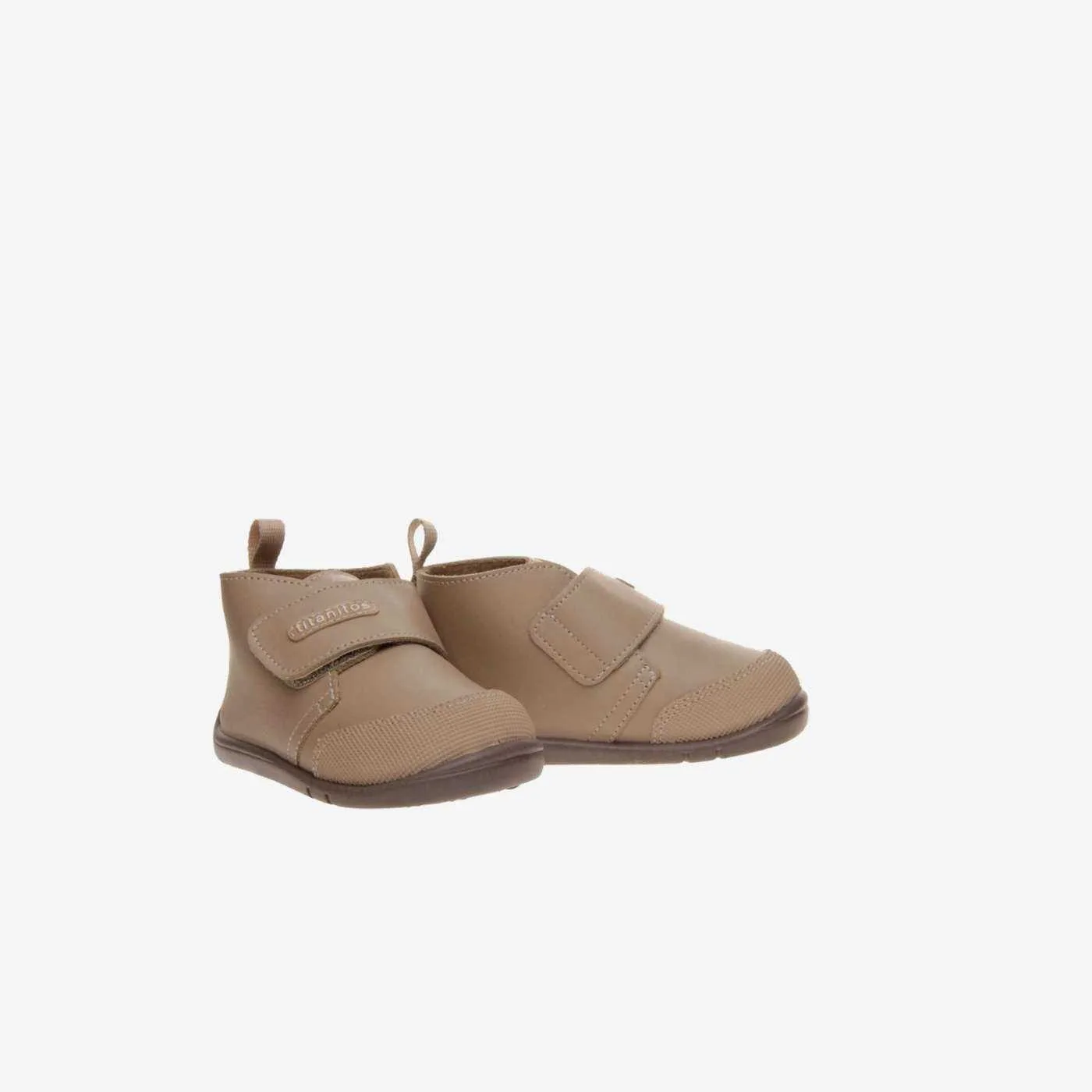 Bota respetuosa de niña con velcro y puntera reforzada de Titanitos.