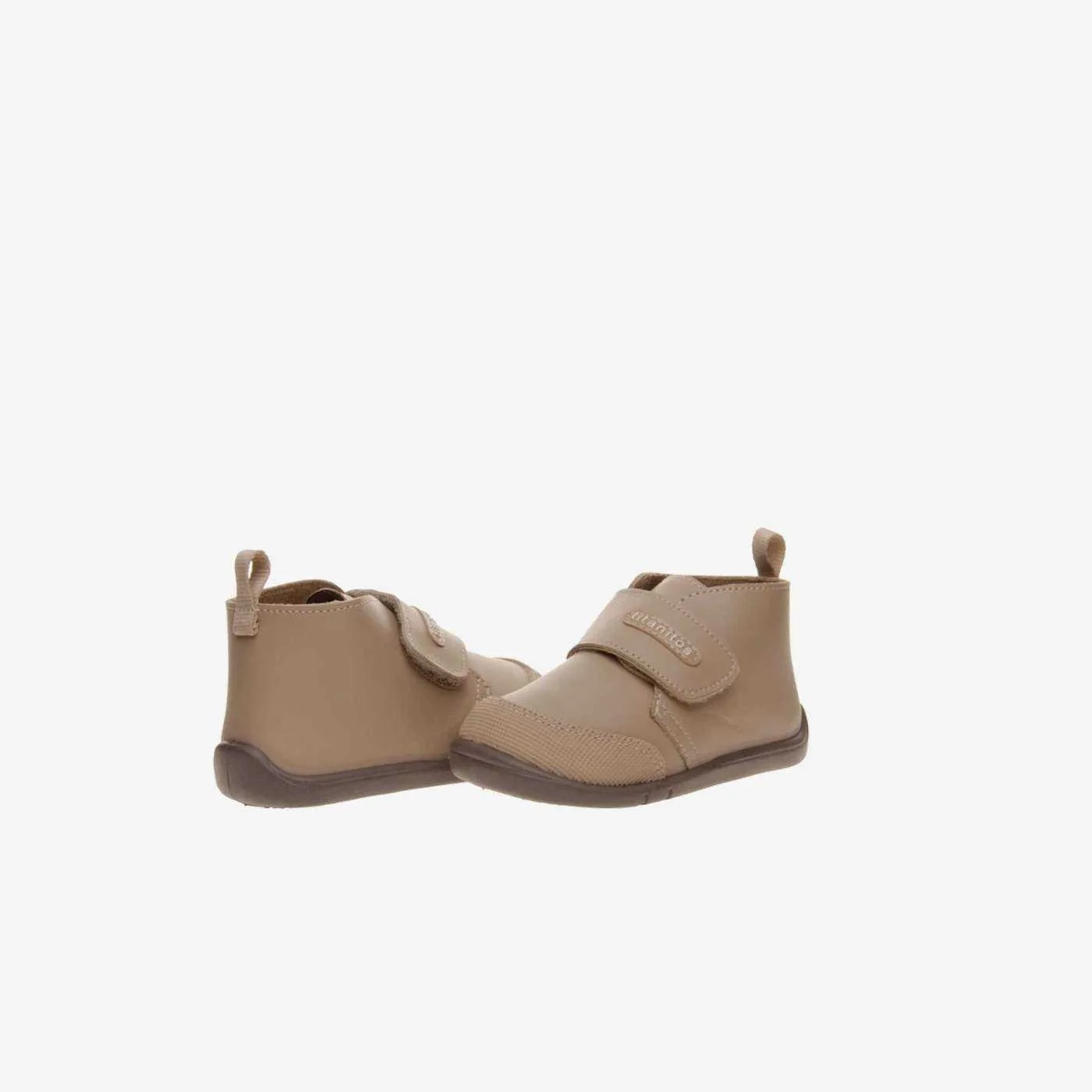 Bota respetuosa de niña con velcro y puntera reforzada de Titanitos.