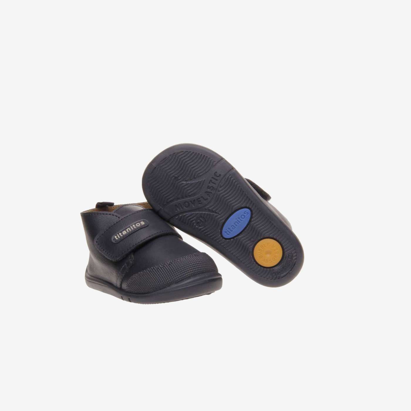 Bota respetuosa de niño con velcro y puntera reforzada de Titanitos.