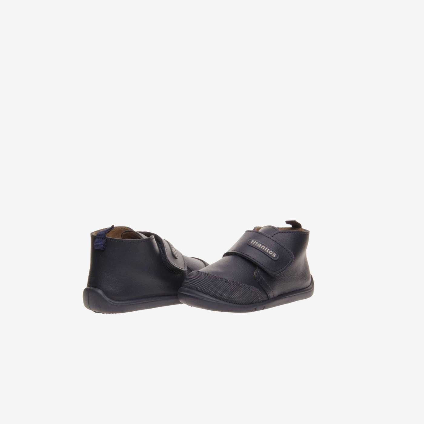 Bota respetuosa de niño con velcro y puntera reforzada de Titanitos.