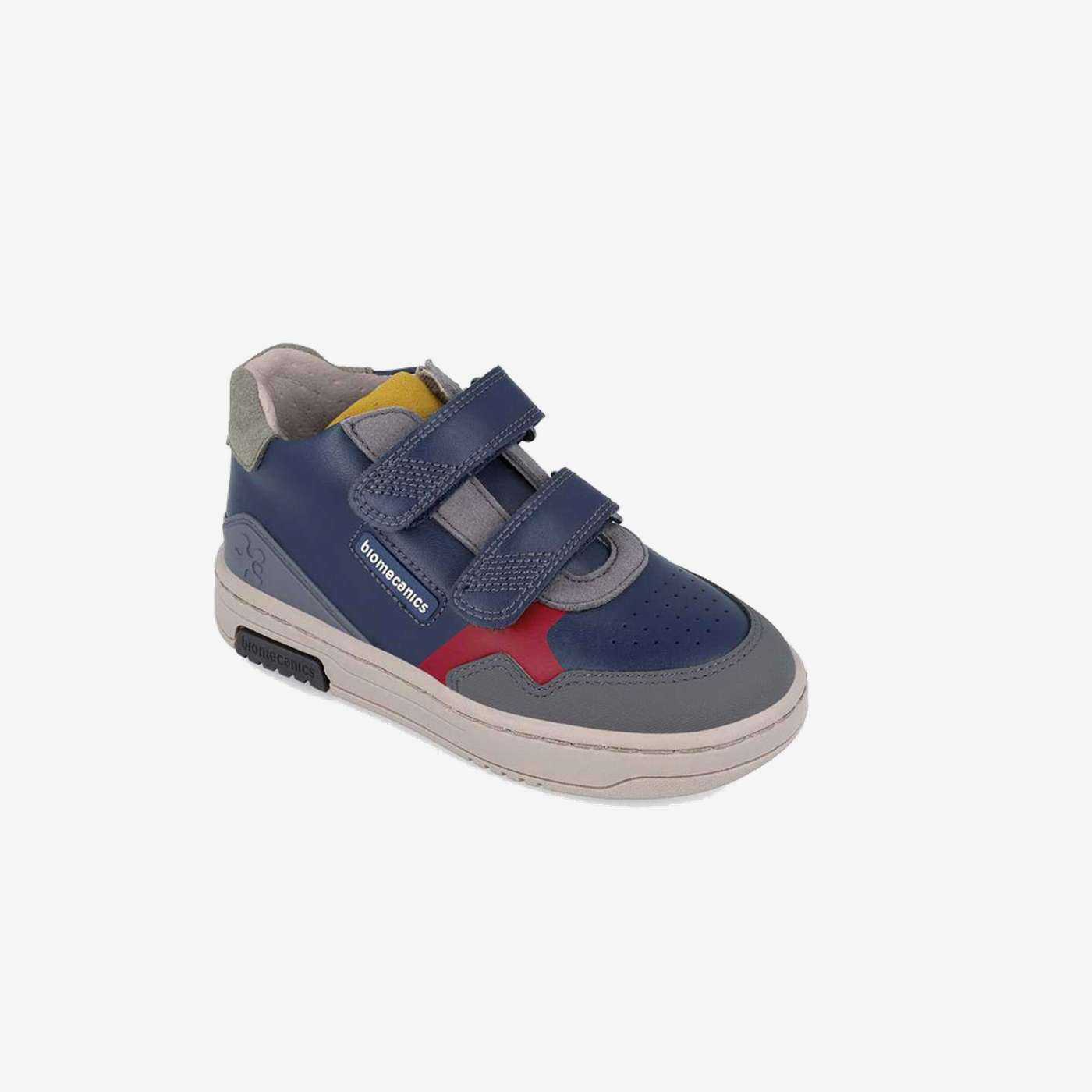 Bota de niño de Biomecancis con velcro y puntera reforzada.