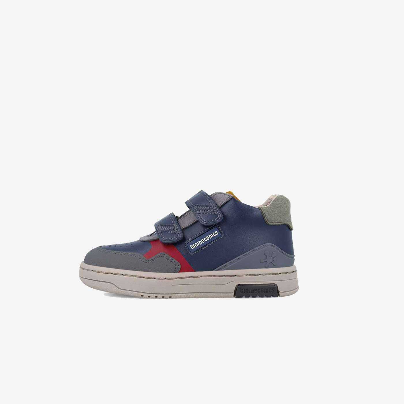 Bota de niño de Biomecancis con velcro y puntera reforzada.