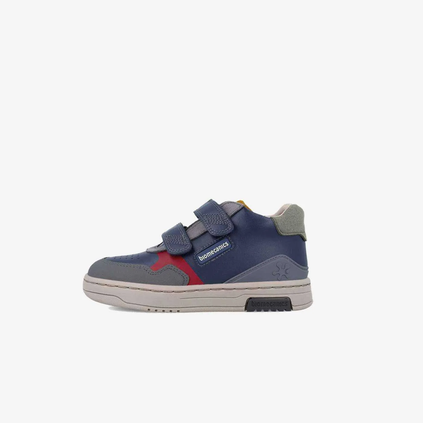 Bota de niño de Biomecancis con velcro y puntera reforzada.