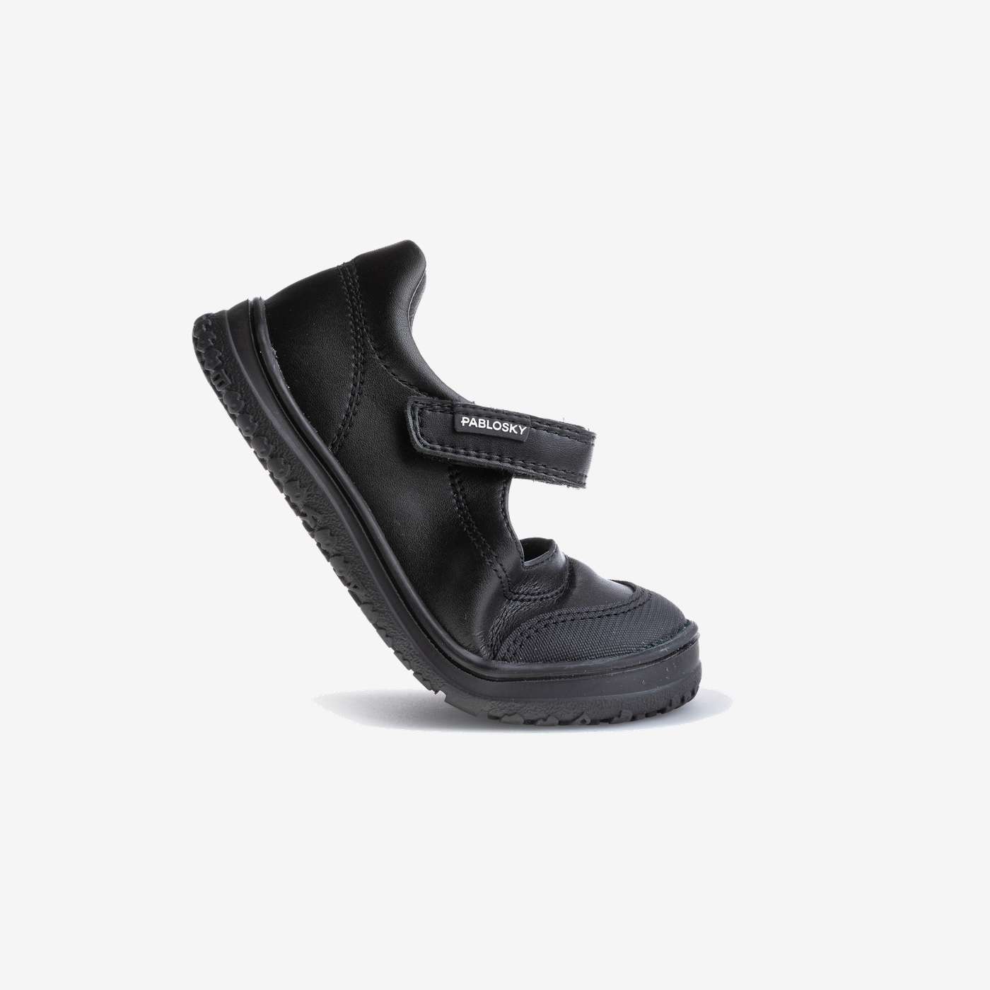 If you are looking for a girls’ school shoe that truly withstands the hustle and bustle of daily school life, this Pablosky model may be just what you need. It is made from leather, which is not only more durable and breathable than synthetic materials, b