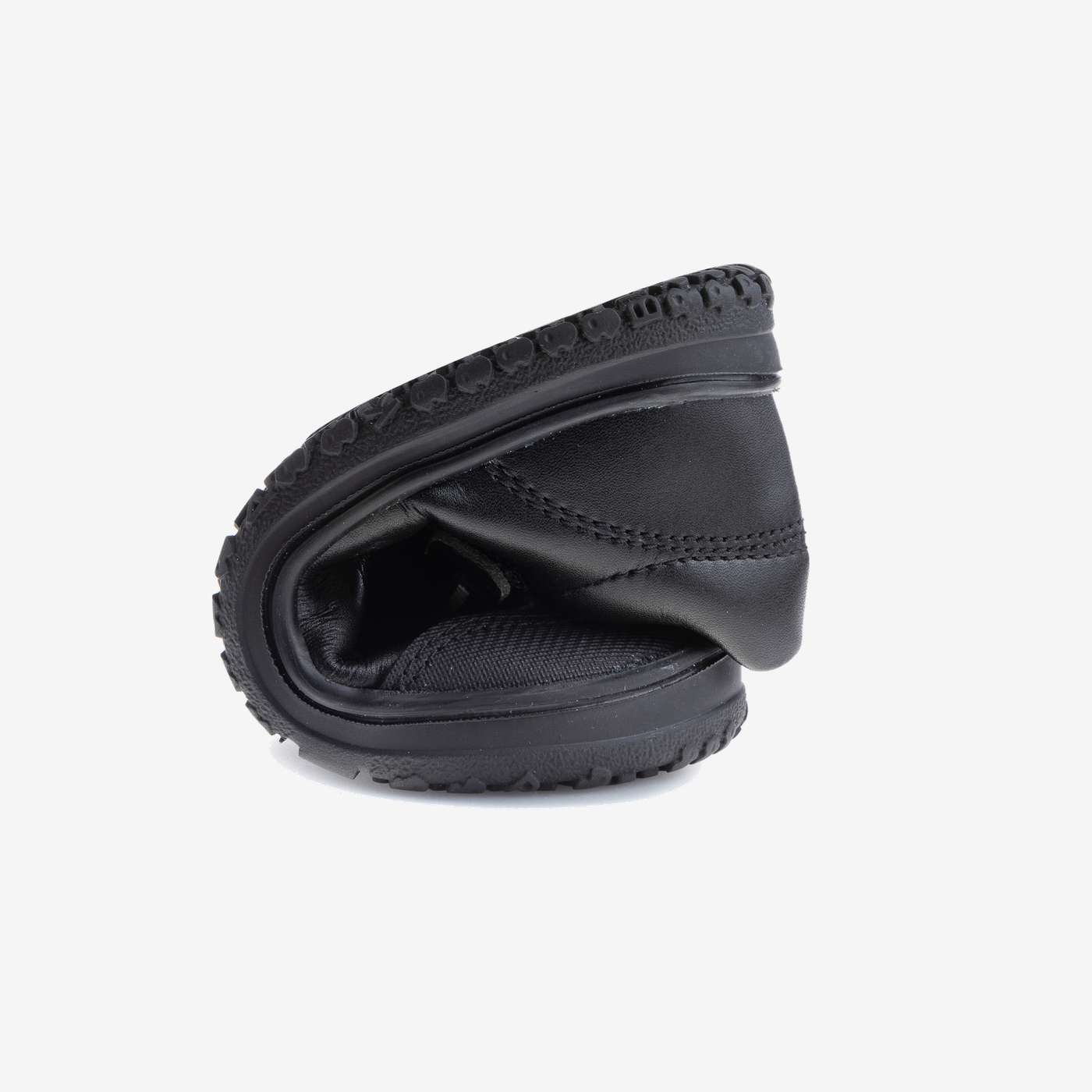 If you are looking for a girls’ school shoe that truly withstands the hustle and bustle of daily school life, this Pablosky model may be just what you need. It is made from leather, which is not only more durable and breathable than synthetic materials, b