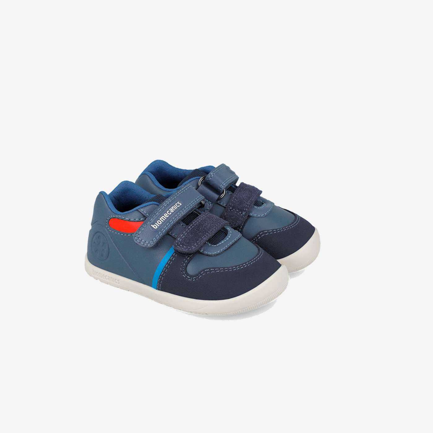 Zapatilla Biomecanics para niño. Línea Wider (horma ancha), doble velcro y puntera reforzada. Ligera, transpirable y con suela antideslizante.