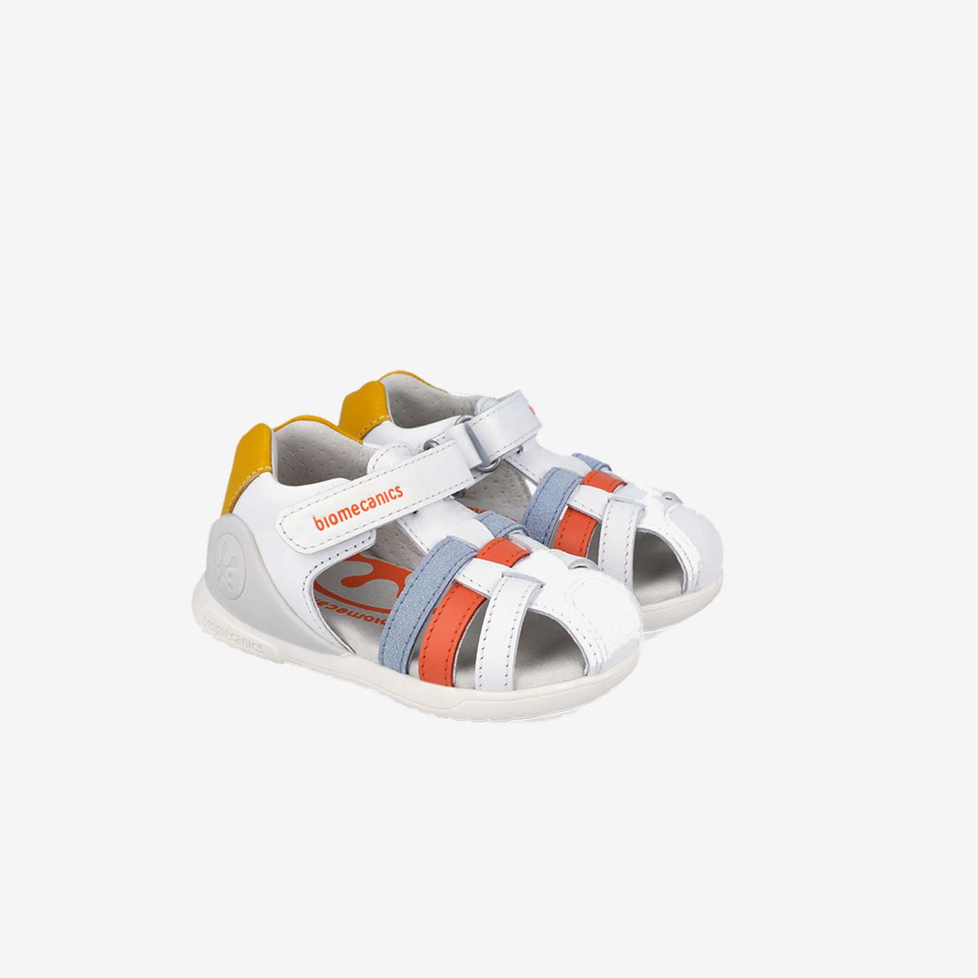 Sandalia blanco con un toque azul y rojo con velcro de la marca Biomecanics