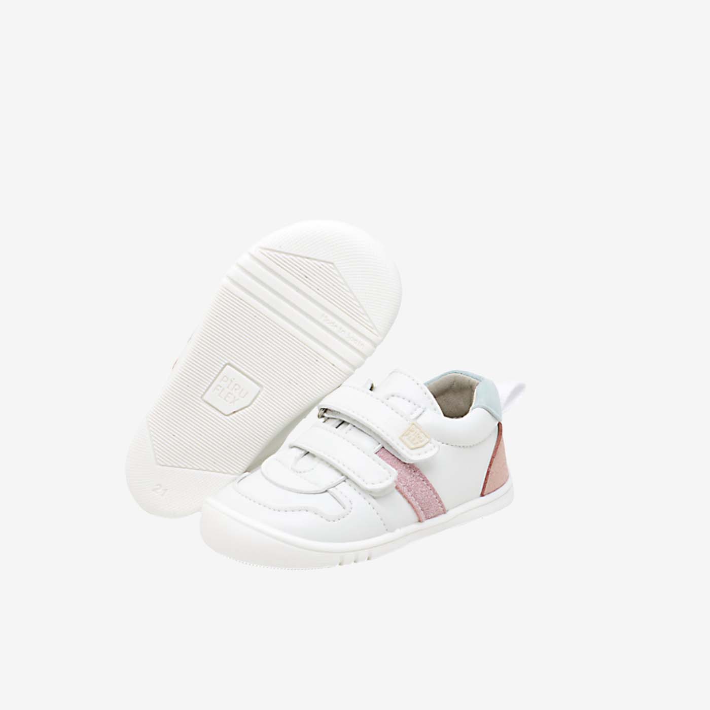 Deportivo respetuoso de Piruflex en color blanco con toques en rosa y turquesa.
