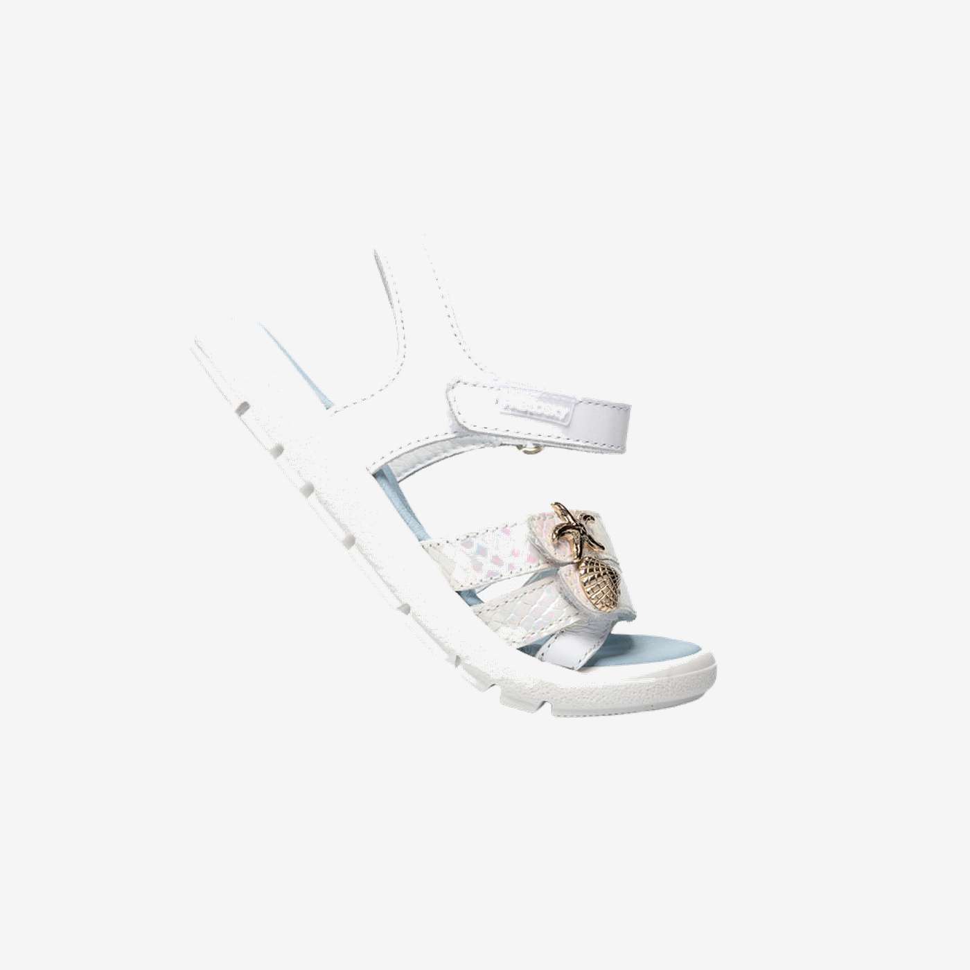 Sandalia de Pablosky en color blanco, lleva doble velcro para un ajuste perfecto.