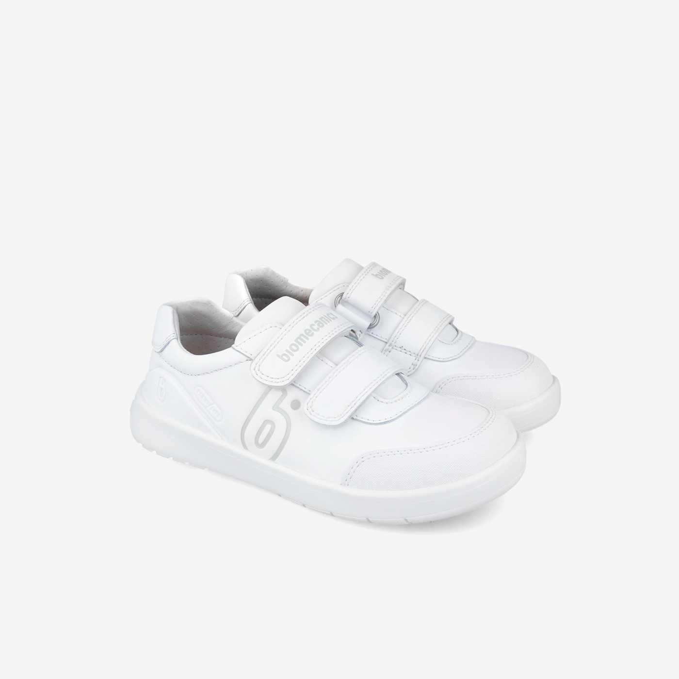 Deportivo colegial barefoot blanco Biomecanics con puntera reforzada y doble velcro.