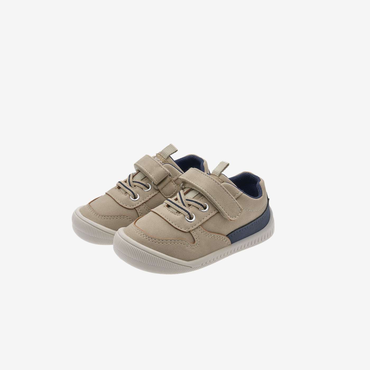 Deportivo niño urbano camel de la linea Barefoot de Chicco.