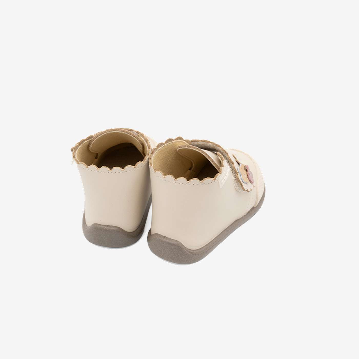 Botin respetuoso clasico de Titanitos en color beige para niña