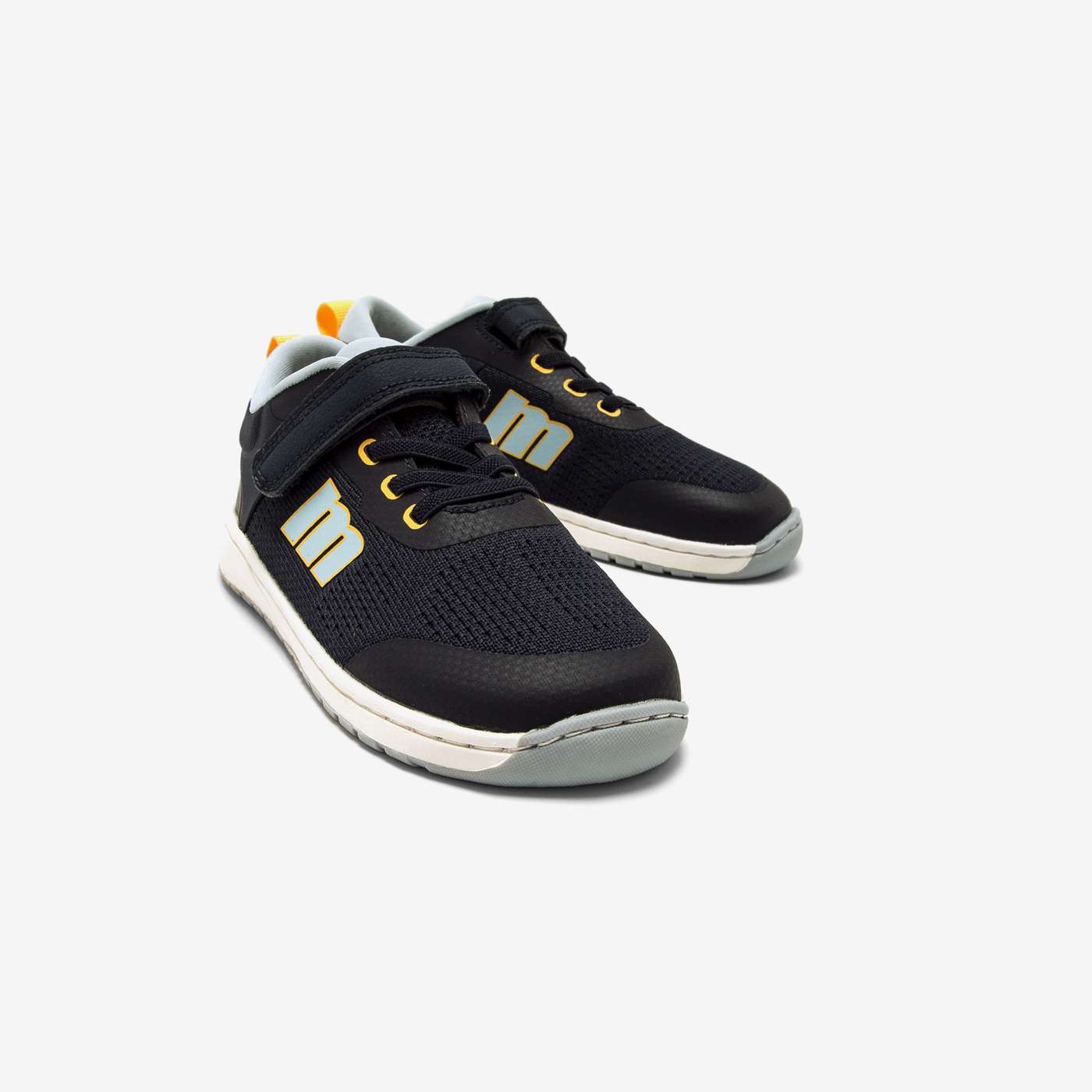 Deportiva barefoot marino Mustang para niños.