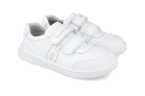 Deportivo colegial barefoot blanco Biomecanics con puntera reforzada y doble velcro.