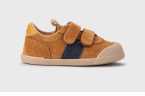 Deportiva respetuosa Igor serraje camel con velcro.