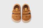 Deportiva respetuosa Igor serraje camel con velcro.