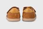 Deportiva respetuosa Igor serraje camel con velcro.