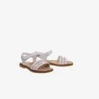 Sandalia de niña en blanco con tiras de Pablosky con cierre de velcro.