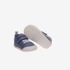 Bota niño respetuosa de Blanditos con velcro y puntera reforzada.