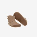 Bota respetuosa de Blanditos unisex en ante camel.