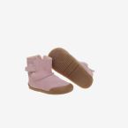 Bota respetuosa de niña de Blanditos en ante rosa.