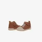 Bota Respetuosa Blanditos en color camel con velcro y elastico.