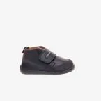 Bota respetuosa de niño con velcro y puntera reforzada de Titanitos.