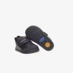 Bota respetuosa de niño con velcro y puntera reforzada de Titanitos.