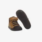 Bota de niño Geox con velcro y puntera reforzada.