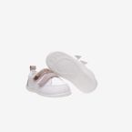 Deportivos respetuoso de niña con velcro y puntera reforzada en blanco y rosa.