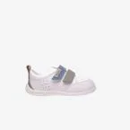 Deportivos respetusos primeros pasos con velcro y puntera reforzada en blanco con tiras en azul y verde.